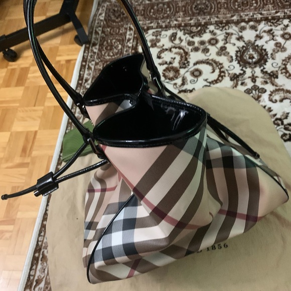 Luxurious Authentic Burberry Large Novacheck Tote - Picture 2 of 14